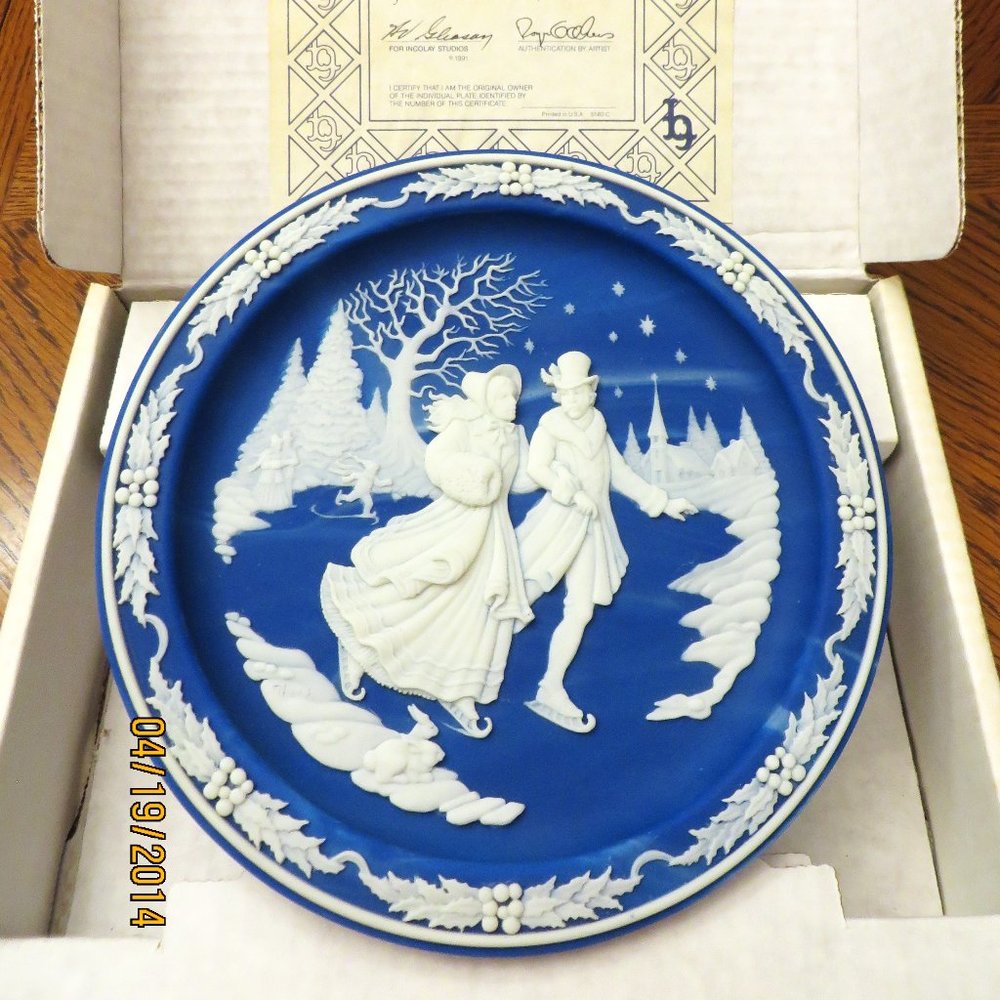 BEAUTIFUL NEW! Collectible Christmas Cameo Plate "Skaters at Midnight" R Akers